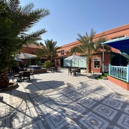 فندق ادوماتو Adomato Hotel Dawmat al-Jandal Esterno foto